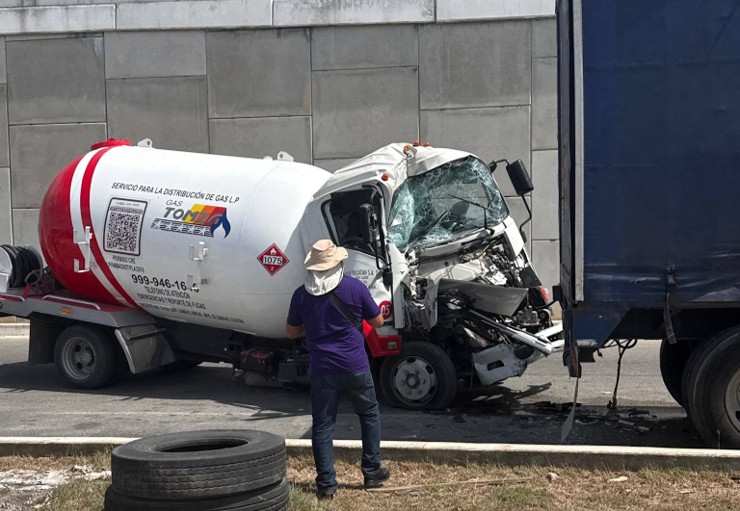 Accidente de pipa de gas lp a la entrada de Hunucmá