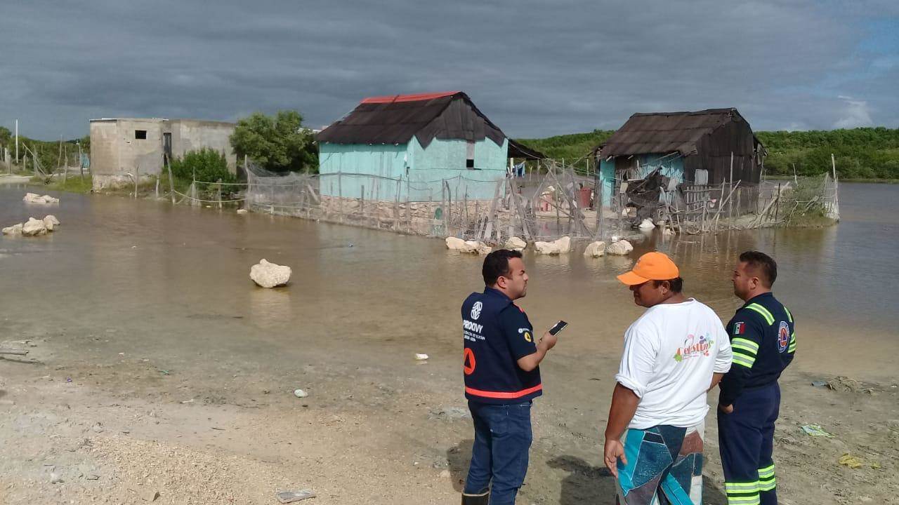 Gobierno del Estado atiende emergencia por el ingreso de agua en viviendas de Celestún