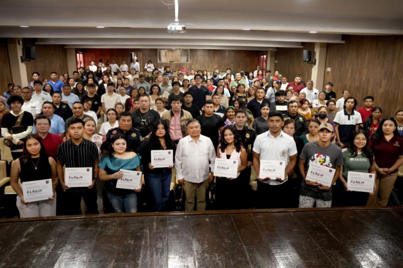 Respaldan con becas a hijas e hijos de policías en Yucatán