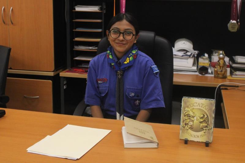 Joven escultista asume como directora general del IDEY por un día