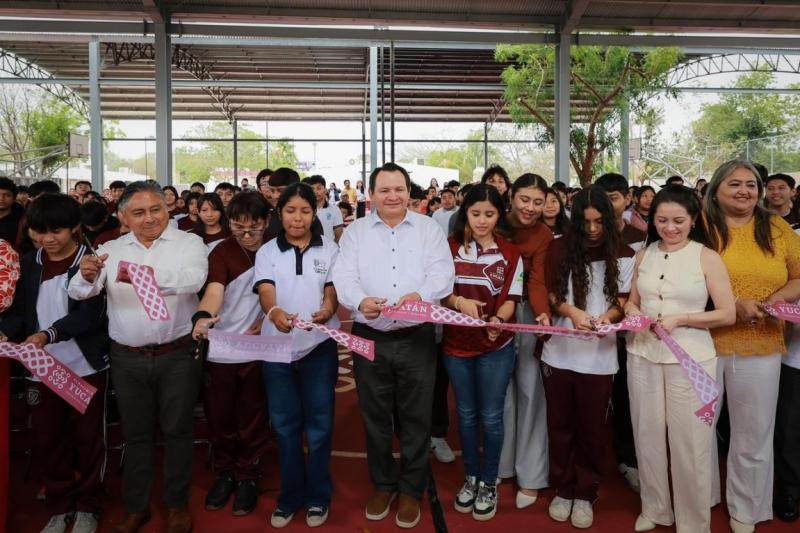 Impulsa el Gobernador Joaquín Díaz Mena mejores condiciones para la educación en Dzununcán
