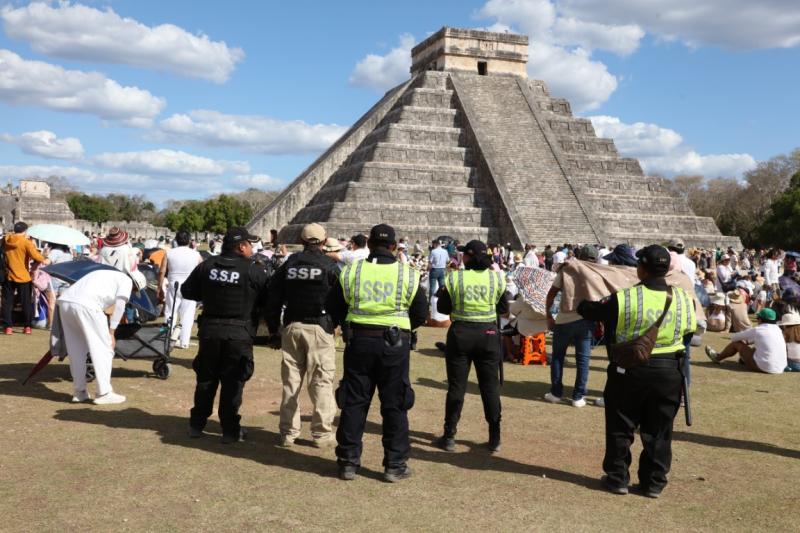 Más de 15 mil visitantes presencian descenso de Kukulcán en Chichén Itzá