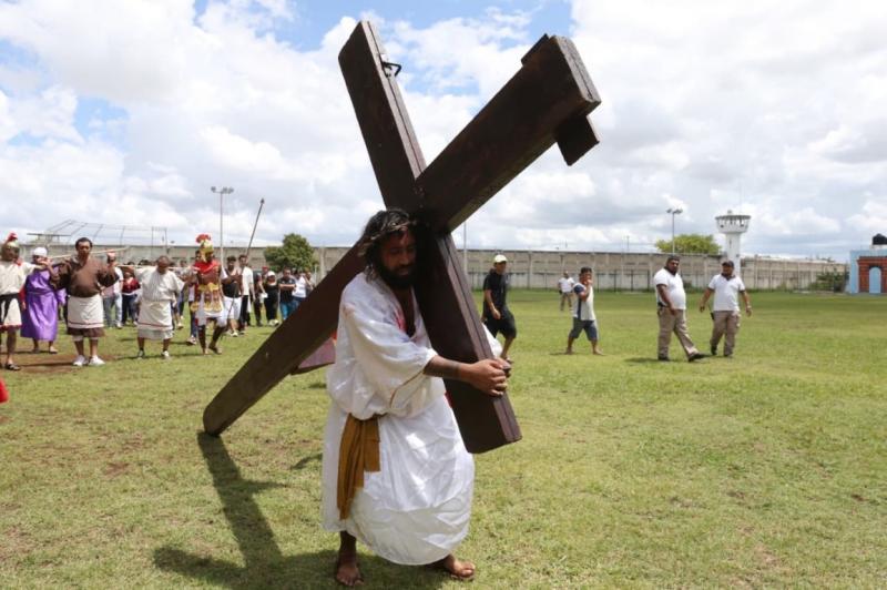 Representan el viacrucis en el Cereso de Mérida