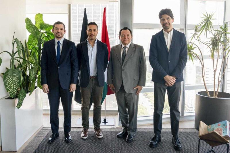 Gobernador Joaquín Díaz Mena se reúne con directivos de Kavak