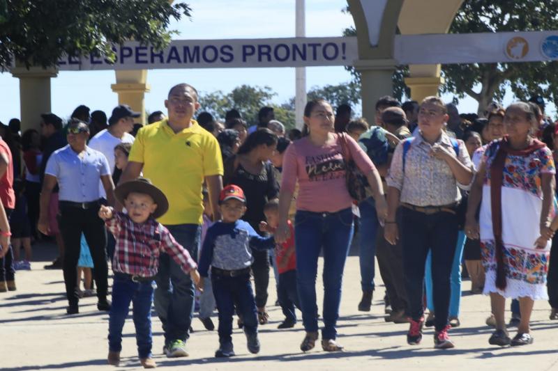 El clima agradable con poco calor favoreció la llegada masiva de visitantes a la Feria Yucatán Xmatkuil 2018, la cual cuenta a partir de esta edición con el  estacionamiento rosa para mujeres que lleguen solas o con niños.