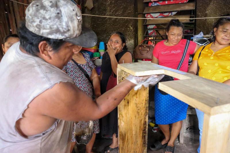 Familias de seis comunidades aprenden a construir fogones en alto