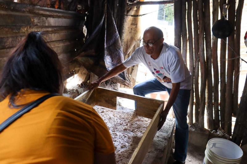 Familias de seis comunidades aprenden a construir fogones en alto