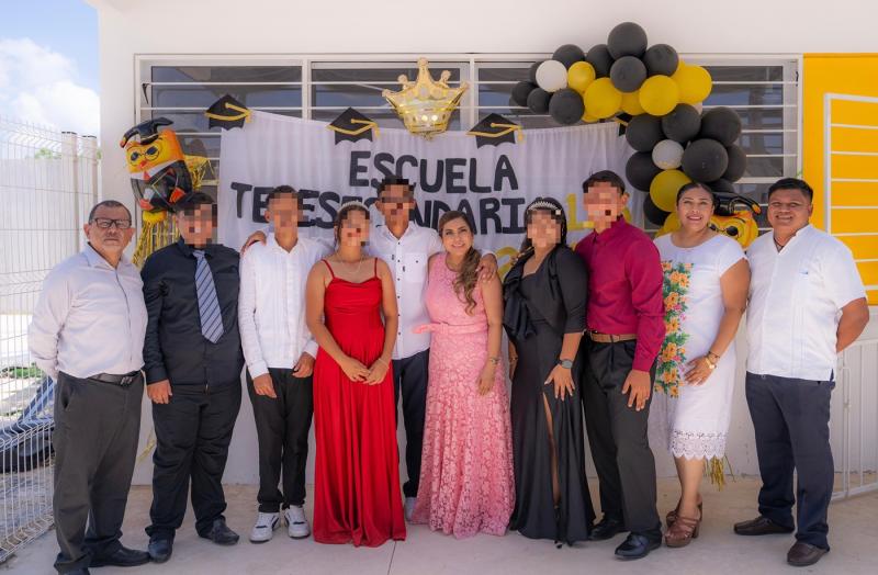 DIF Yucatán reconoce a seis adolescentes de Casa Otoch que concluyeron la secundaria