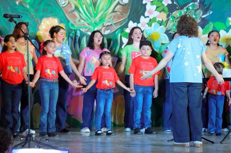 Niñas y niños de Paaxil Kuxtal llenan de música la Concha Acústica de Tixpéhual