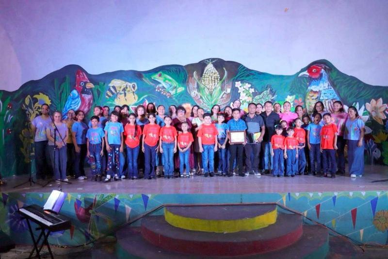 Niñas y niños de Paaxil Kuxtal llenan de música la Concha Acústica de Tixpéhual