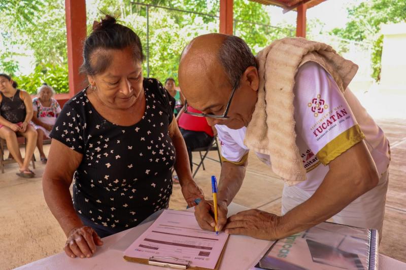 DIF Yucatán entrega proyectos productivos y de primeros auxilios a familias de Tixméhuac