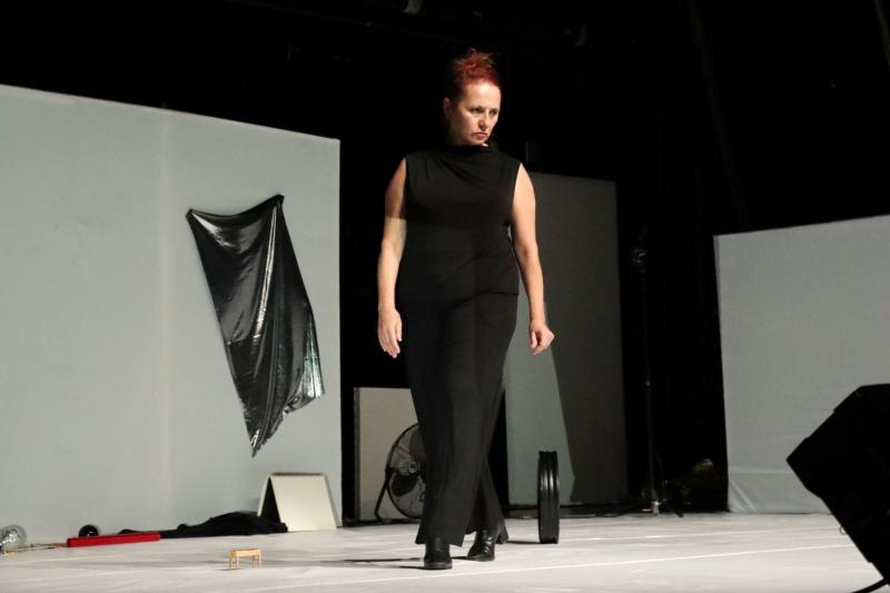 Olga Mesa transforma el Teatro Daniel Ayala con "Una mesa propia" en Transversales 2026