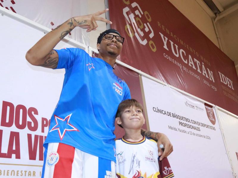 Harlem Globetrotters comparten la duela con niñas y niños yucatecos
