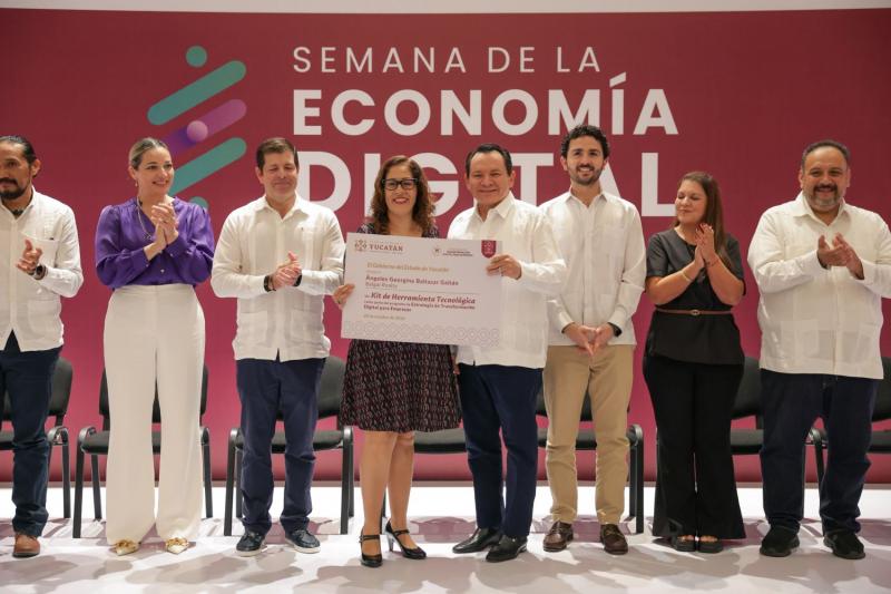 Página web, tienda en línea y hasta inteligencia artificial: 400 negocios yucatecos ya recibieron su kit digital y más de 1,000 se capacitaron este año