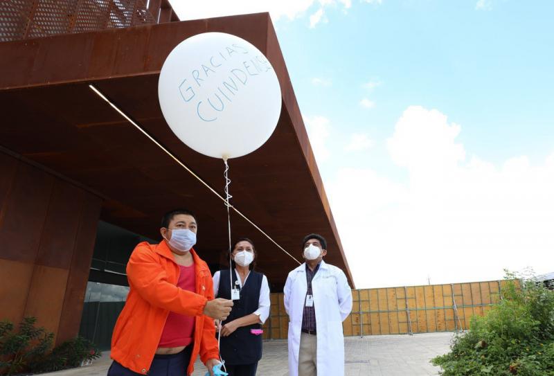 A iniciativa del personal médico, pacientes dados de alta del Hospital temporal del Centro de Convenciones Yucatán Siglo XXI liberan un globo blanco como símbolo de su recuperación del Coronavirus