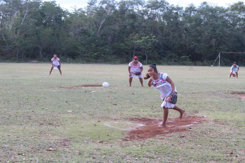 Las Amazonas de Yaxunah reciben material deportivo del Gobierno del Estado