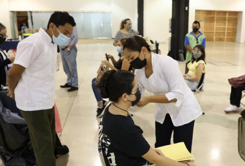 Comienza en Mérida aplicación de la segunda dosis de la vacuna contra el Coronavirus a adolescentes de 12 a 14 años y la tercera dosis para jóvenes de 15 a 17 años