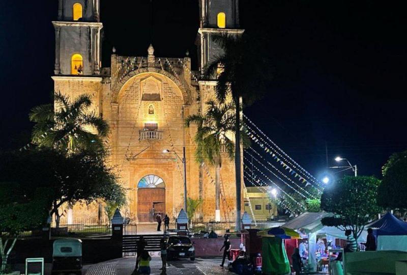 Con nueva iluminación, se resalta la belleza arquitectónica de la iglesia de Nuestra Señora de la Asunción del municipio de Peto