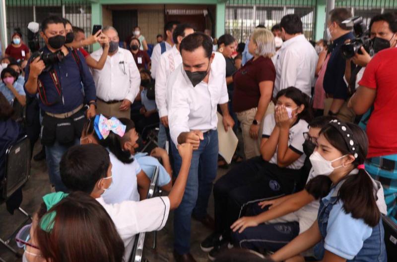 El Gobernador Mauricio Vila Dosal lleva a más estudiantes yucatecos sus paquetes de útiles de 