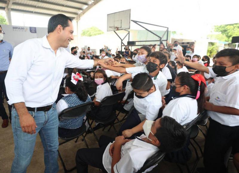 El Gobernador Mauricio Vila Dosal continúa recorriendo escuelas para entregar apoyos de 