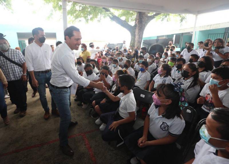 El Gobernador Mauricio Vila Dosal continúa recorriendo escuelas para entregar apoyos de 