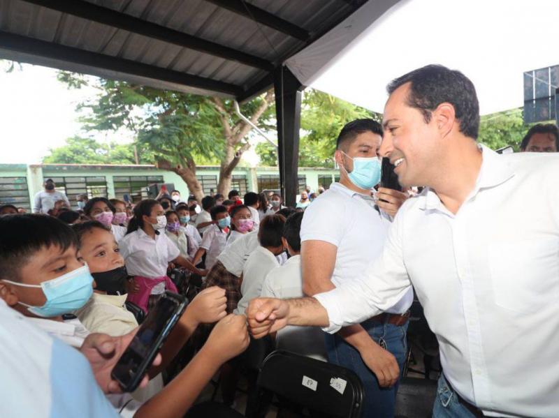 Estudiantes de nivel básico siguen recibiendo útiles escolares y uniformes por parte de Gobernador Mauricio Vila Dosal