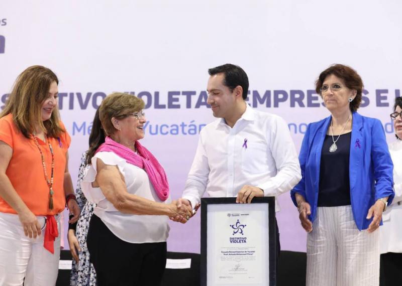 Entrega el Gobernador Mauricio Vila Dosal Distintivos Violeta con lo que las yucatecas cuentan con espacios laborales y educativos más seguros