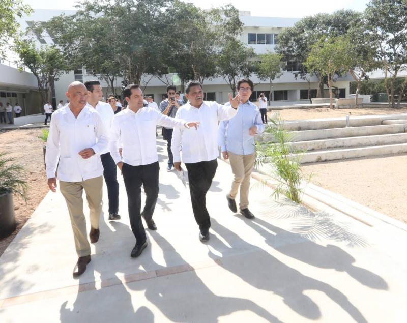 Inaugura el Gobernador Mauricio Vila Dosal nuevo edificio de la Facultad de Contaduría y Administración de la UADY