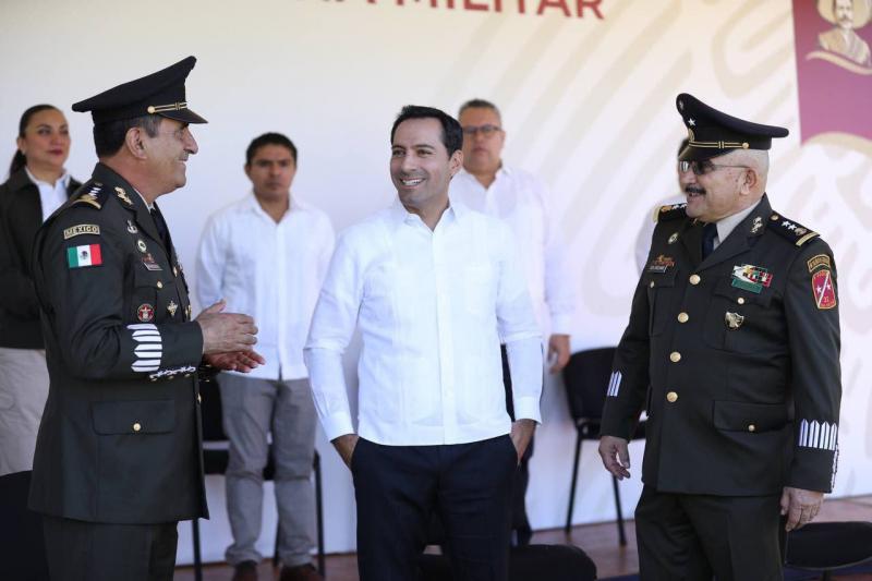 El Gobernador Mauricio Vila Dosal asiste a la ceremonia de cambio de mando de la 32 Zona Militar