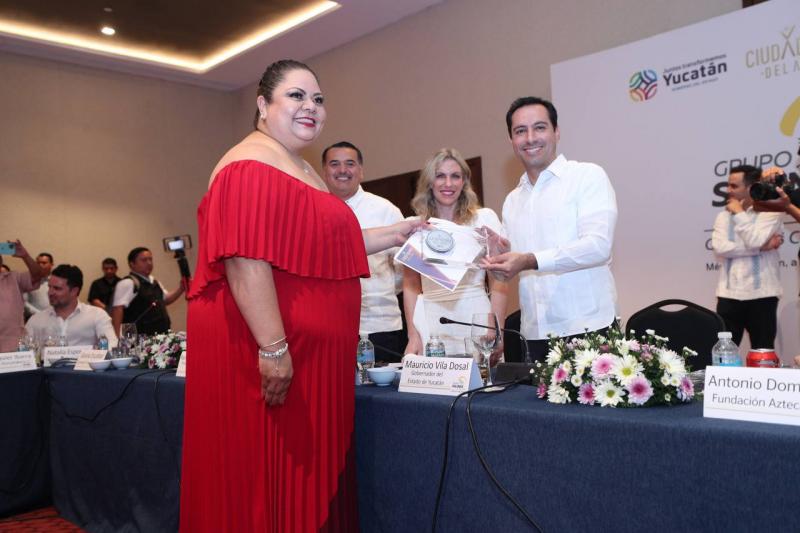 Por su labor social y compromiso con su comunidad, reciben yucatecos reconocimientos Ciudadano del Año 2022