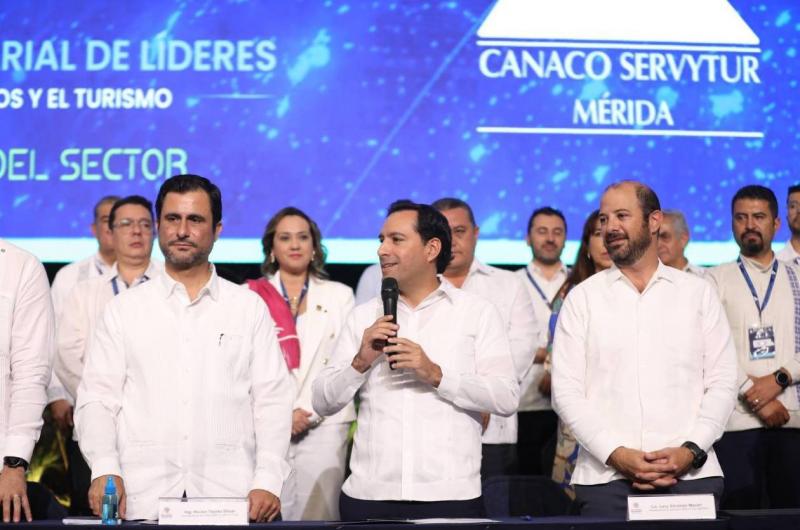 Inaugura el Gobernador Mauricio Vila Dosal la primera Cumbre Empresarial de Líderes del Comercio