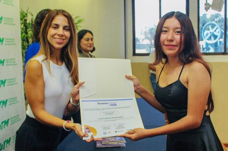 Se gradúan alumnas de la UTM becadas por el programa Tecnolochicas