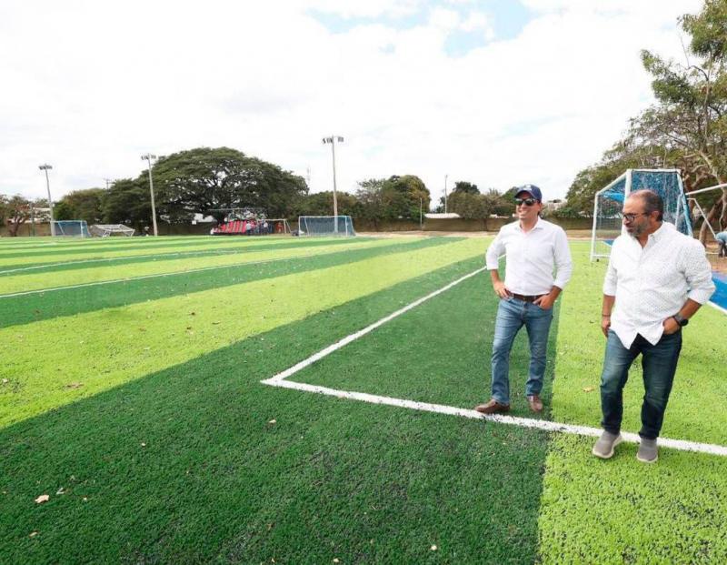 El Gobernador Mauricio Vila Dosal supervisa las obras de modernización de las canchas de fútbol del Complejo Deportivo Kukulcán que mañana serán inauguradas