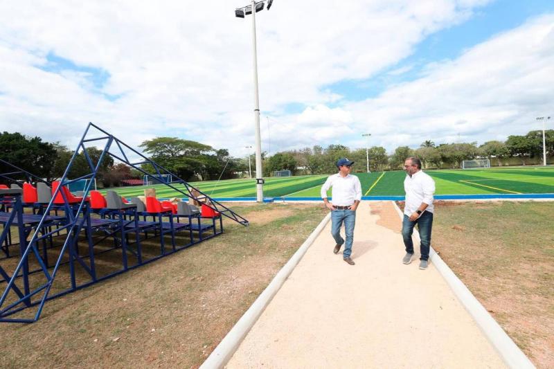 El Gobernador Mauricio Vila Dosal supervisa las obras de modernización de las canchas de fútbol del Complejo Deportivo Kukulcán que mañana serán inaugurados