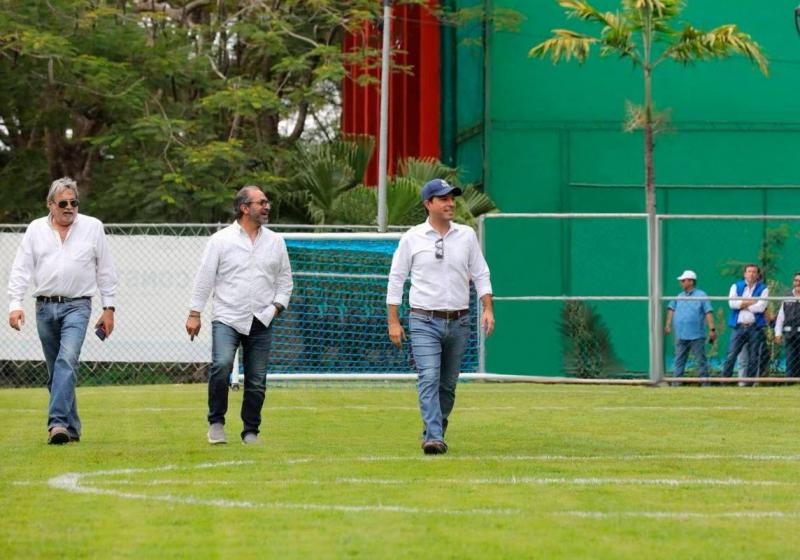 El Gobernador Mauricio Vila Dosal supervisa las obras de modernización de las canchas de fútbol del Complejo Deportivo Kukulcán que mañana serán inauguradas