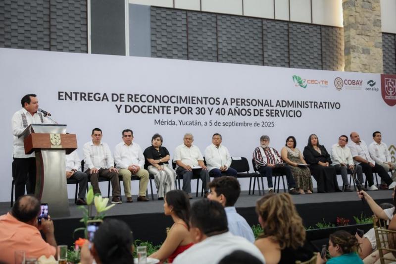 Yucatán amplía aguinaldo a docentes de nivel medio superior