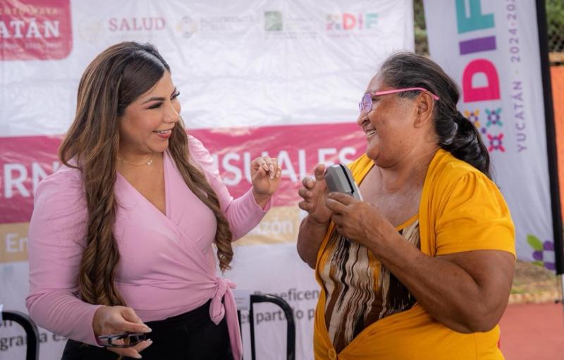 DIF Yucatán y la Beneficencia Pública inician entrega de lentes de armazón en apoyo a personas en situación de vulnerabilidad