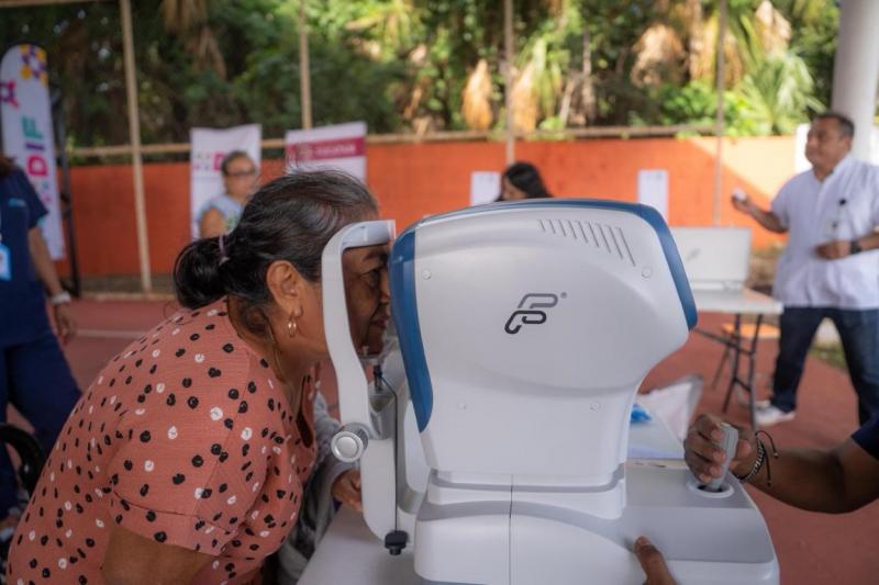 DIF Yucatán y la Beneficencia Pública inician entrega de lentes de armazón en apoyo a personas en situación de vulnerabilidad