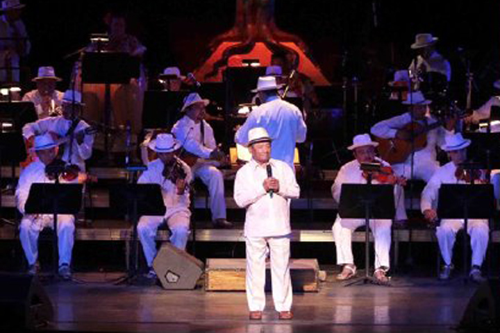 Orquesta Típica Yukalpetén acompañando a Armando Manzanero