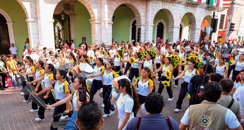 Reconocen marcialidad y disciplina de contingentes del desfile cívico-deportivo