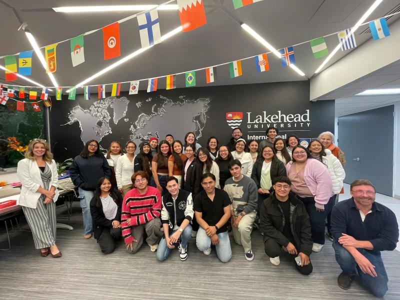 Jóvenes concluyen intercambio académico en Canadá con apoyo del Renacimiento Maya