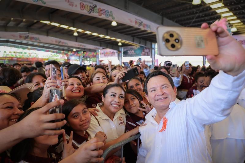 Miles de jóvenes disfrutan del Día del Bachiller en la Feria Xmatkuil