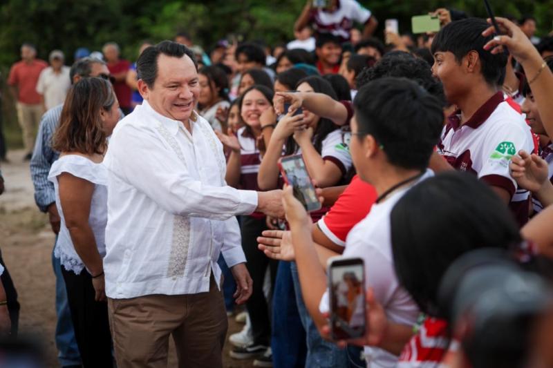 Gobierno del Estado moderniza campo deportivo en Ticopó  