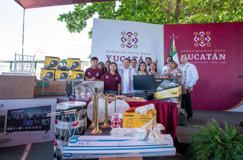 Entrega Gobernador Joaquín Díaz Mena equipamiento para mejorar planteles del Cecytey