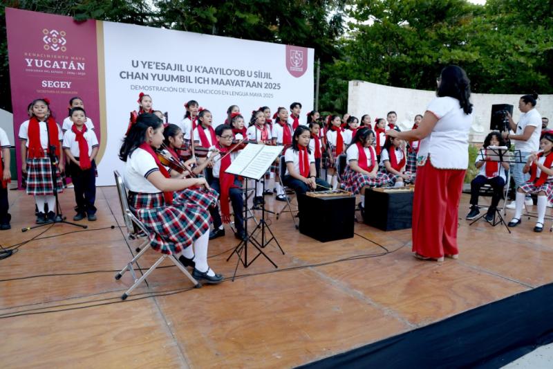 Emocionan estudiantes con villancicos en lengua maya
