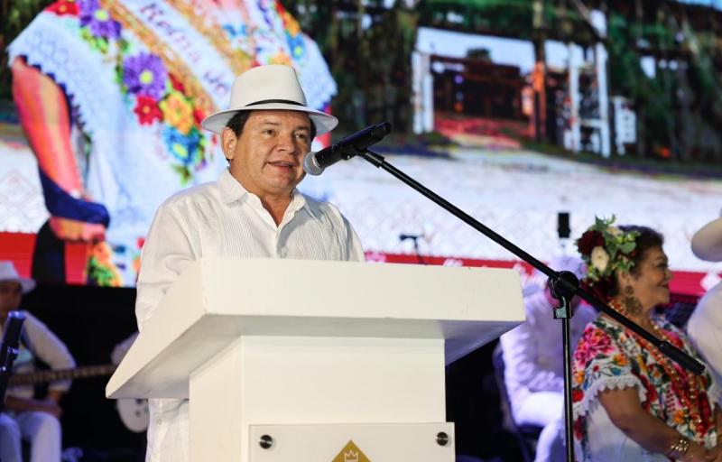 Gobernador Joaquín Díaz Mena encabeza coronación de la Reina de la Feria de Reyes Tizimín 2026