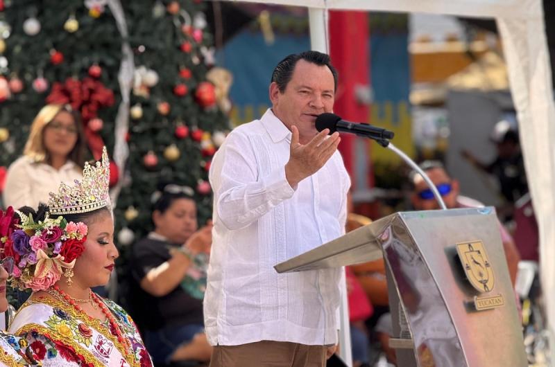 Gobernador Joaquín Díaz Mena asiste a la Feria Gastronómica de Cansahcab