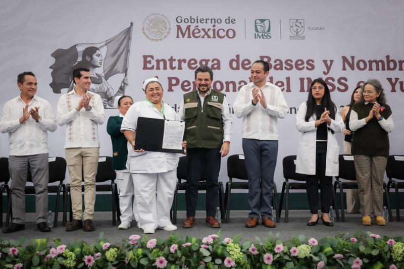 Entregan 124 bases y nombramientos a personal del IMSS en Yucatán