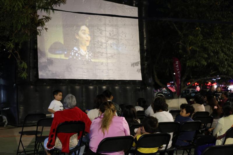 Celebran San Valentín con cine al aire libre y bazar en Los Paseos