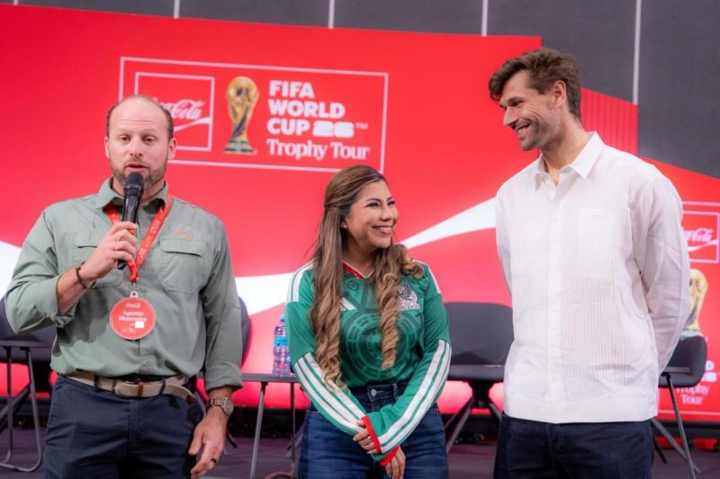 Niñas, niños y adolescentes de Casa Otoch conocen trofeo de la Copa Mundial de Fútbol